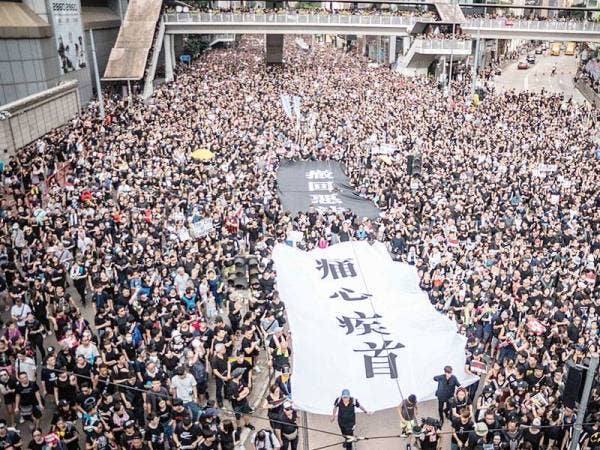 Protes tersebut mencapai ribuan orang yang membantah cadangan ekstradisi undang-undang yang telah dicadangkan oleh kerajaan China.