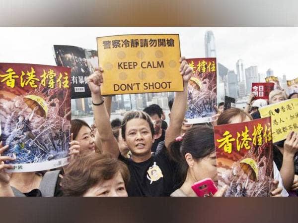 4. Polis menembak seorang lagi remaja berusia 14 tahun yang dipercayai mengalami cedera parah selepas Hong Kong mengisytiharkan perintah darurat.