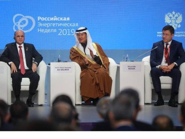 Putera Abdulaziz (tengah) hadir pada satu persidangan tenaga di Moscow, Rusia.