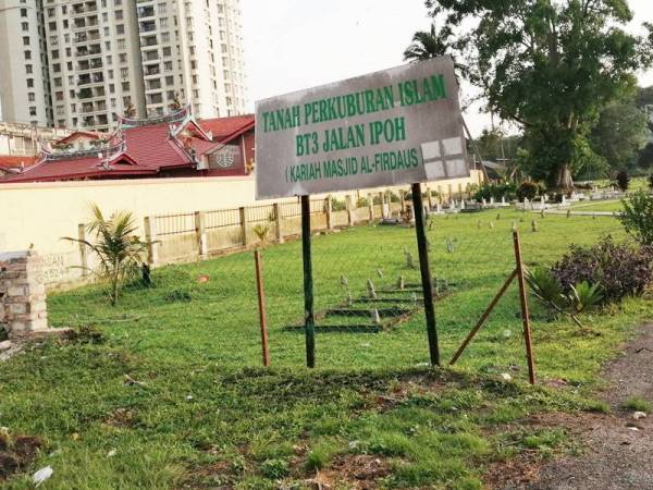 Keadaan tanah kubur lama yang terletak di Jalan Ipoh di sini.