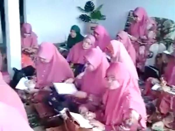 Video sekumpulan wanita belajar bahasa Mandarin yang tular dalam media sosial.