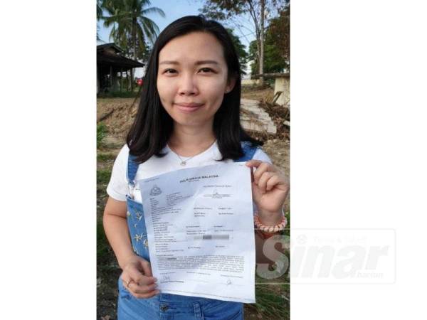 Chui Han menunjukkan laporan polis yang dibuat semalam.