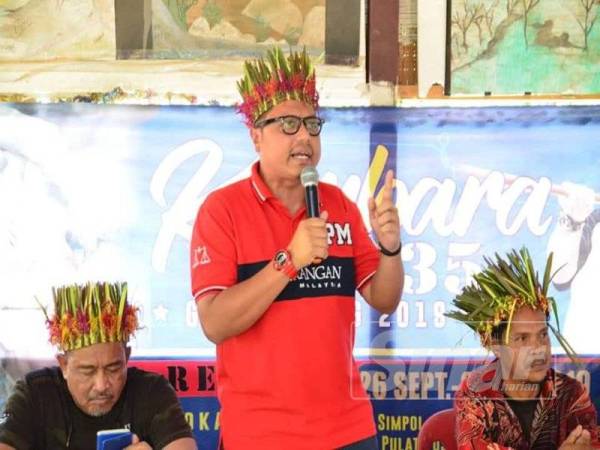 Syahbuddin (tengah) ketika menjayakan Program Kembara Galas dan Nenggiri ke kawasan penempatan orang asli di sini hari ini.