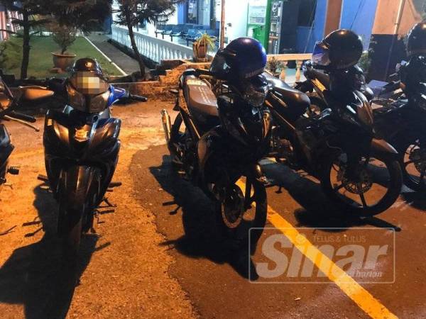 Antara motosikal yang diguna dipercayai dalam kegiatan lumba haram di Lebuhraya Kesas, malam tadi.