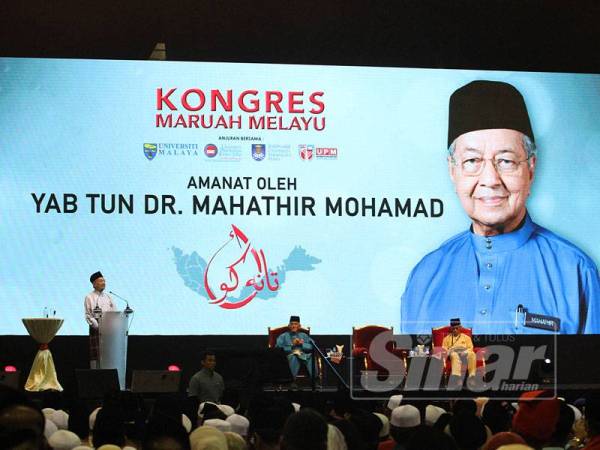 Perdana Menteri Tun Dr Mahathir Mohamad ketika berucap pada Kongres Maruah Melayu di Stadium Malawati, hari ini. - Foto Sinar Harian/ASRIL ASWANDI SHUKOR 