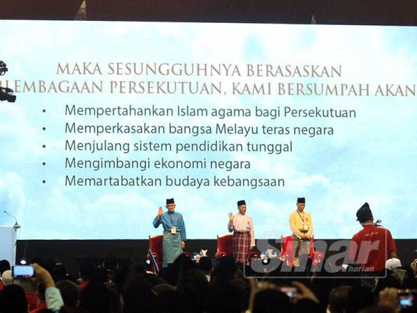 Dr Mahathir (dua dari kanan) bersama-sama membaca ikrar sewaktu Kongres Maruah Melayu di Stadium Melawati hari ini. - Foto Sinar Harian/ASRIL ASWANDI SHUKOR