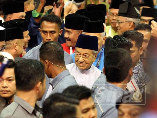 Dr Mahathir ketika tiba di Stadium Melawati hari ini. - Foto Sinar Harian/ASRIL ASWANDI SHUKOR