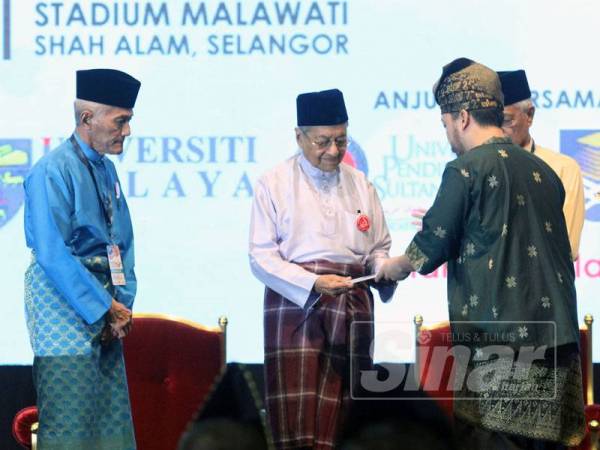 Dr Mahathir menerima resolusi mengikut kluster yang ditetapkan dalam Kongres Maruah Melayu di Stadium Melawati hari ini. - Foto Sinar Harian/ASRIL ASWANDI SHUKOR