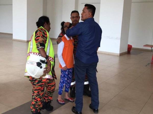 Kanak-kanak berkenaan yang cuba terjun dari tingkat 19 di sebuah pangsapuri di Larkin di sini petang kelmarin ditenangkan pihak bomba.
