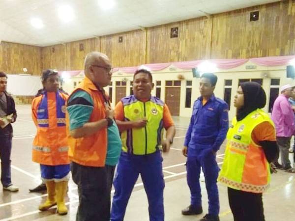 Pusat pemindahan di Dewan Tun Razak, Baling menempatkan 57 mangsa. - Foto JKM