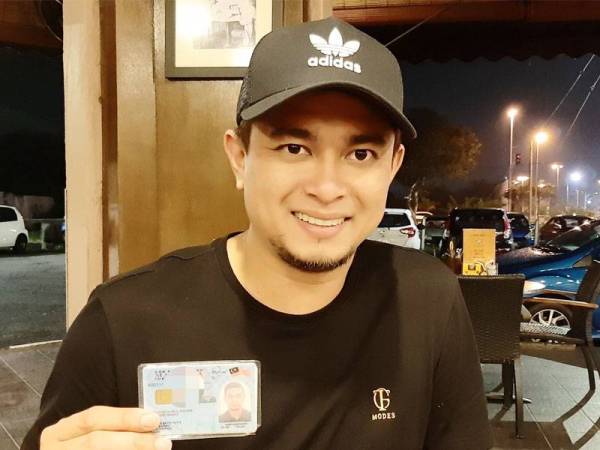 Darul Rizuan menunjukkan Mykad yang tertera nama sebenarnya.