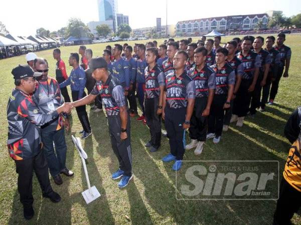 Dari kiri, Abd Rahim diiringi Adi Ridzwan beramah mesra dengan peserta.