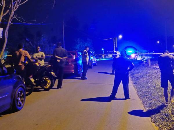 Mangsa ditemui tidak sedarkan diri oleh ahli keluarganya di dalam longkang dengan keadaan kepalanya berlumuran darah.