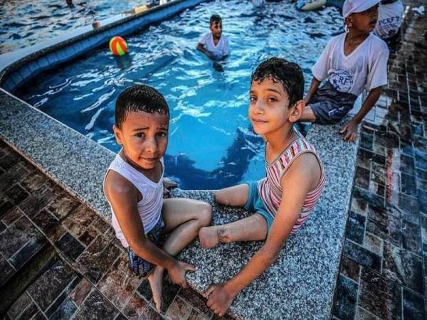 Walaupun mereka tidak sempurna kanak-kanak Palestin tetap gembira mandi di kolam renang seperti kanak-kanak lain.