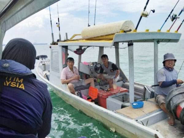Anggota APMM Johor menyelamatkan mangsa yang terkandas di laut selama enam jam.