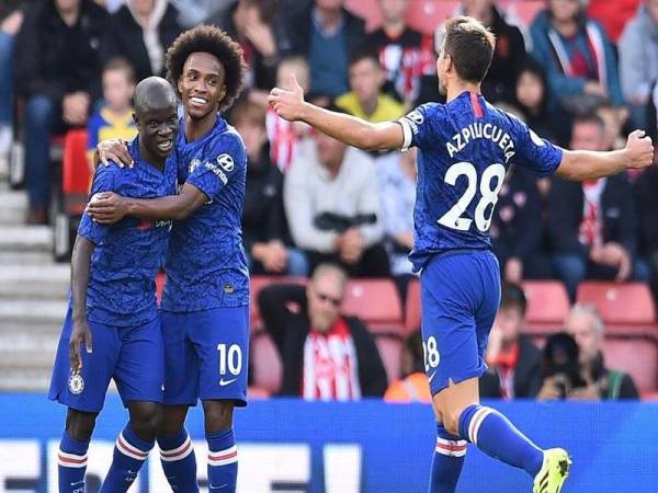 Pemain Chelsea meraikan kemenangan mereka selepas menewaskan Southampton, 4-1 di Stadium St Mary kelmarin.