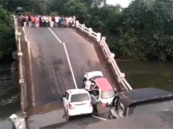 Jambatan runtuh di Junagadh. - Foto India Today