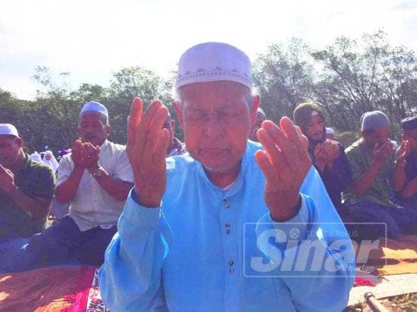 Imam Masjid Felcra Bukit Tandak,Yusoff mengimamkan solat hajat.