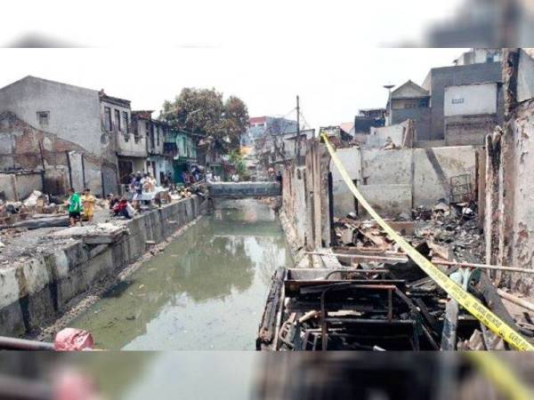 Kira-kira 70 rumah musnah dan 536 orang kehilangan tempat tinggal dalam kebakaran di Tamansari, Jakarta Barat. - Foto Agensi