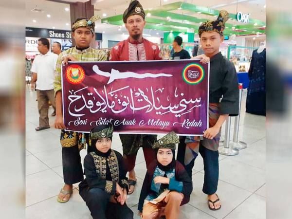 Erwan (tengah) aktif mendalami ilmu persilatan sejak 15 tahun lalu.