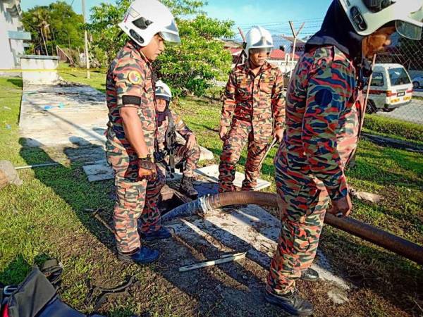 Anggota bomba menggunakan pam untuk mengeluarkan air kumbahan sebelum menulakan operasi mencari dan menyelamat mangsa. FOTO: JBPM PERAK.