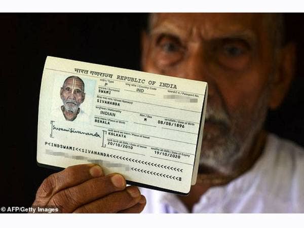 Maklumat pada pasport Sivananda menunjukkan tarikh kelahirannya adalah pada 8 Ogos 1896.