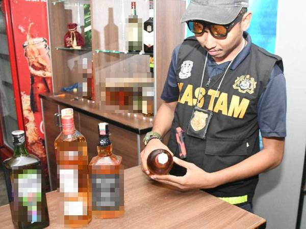 Sebahagian botol minuman keras yang dirampas pada operasi bersepadu di Bestari Jaya pada 19 September lalu.