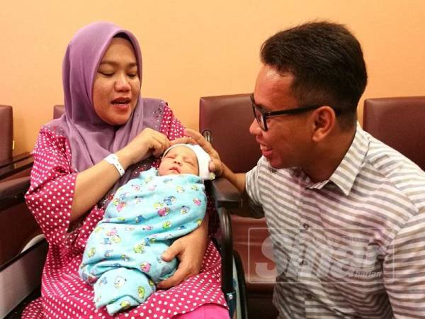 Pasangan suami isteri ini bersyukur dikurniakan zuriat lelaki setelah 13 tahun menanti.