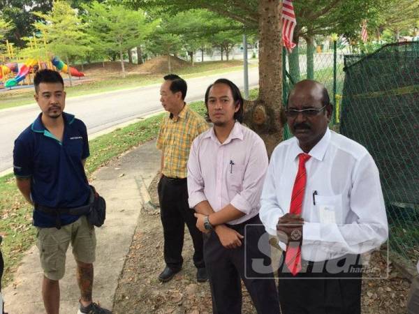 Gunasekaran semasa bertemu penduduk di kawasan perumahan Forest Bayu hari ini.