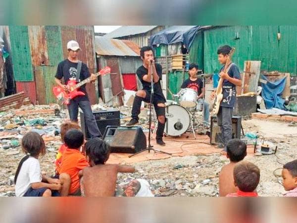 Doch Chkae ketika membuat persembahan di tapak pembuangan sampah Stung Meanchey. - Foto Timon Seibel