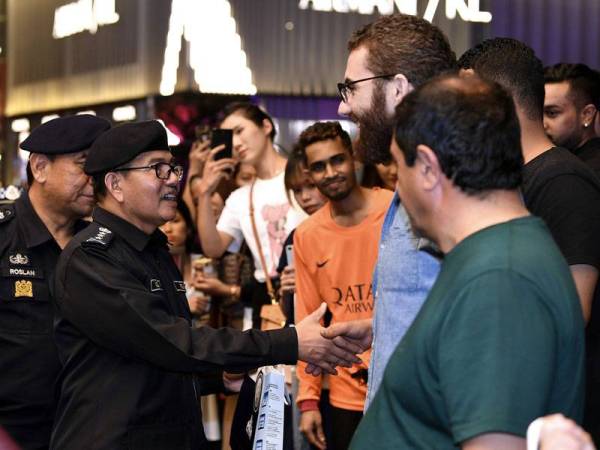 Ketua Polis Kuala Lumpur Datuk Seri Mazlan Lazim beramah mesra bersama orang ramai ketika Majlis Kepolisan Berprofil Tinggi di Pavilion malam semalam. - Foto Bernama