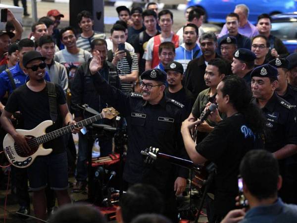 Ketua Polis Kuala Lumpur Datuk Seri Mazlan Lazim melambai tangan selepas menyampaikan taklimat pencegahan jenayah ketika Majlis Kepolisan Berprofil Tinggi di Pavilion malam semalam. - Foto Bernama