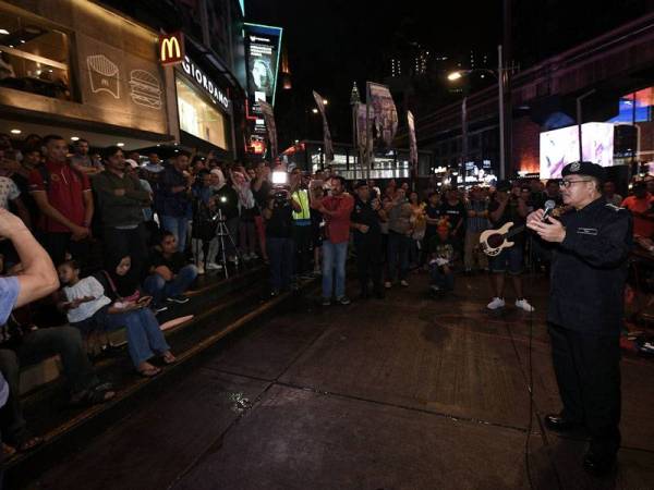 Ketua Polis Kuala Lumpur Datuk Seri Mazlan Lazim meluangkan masa dengan pengunjung ketika Majlis Kepolisan Berprofil Tinggi di Pavilion malam semalam. - Foto Bernama