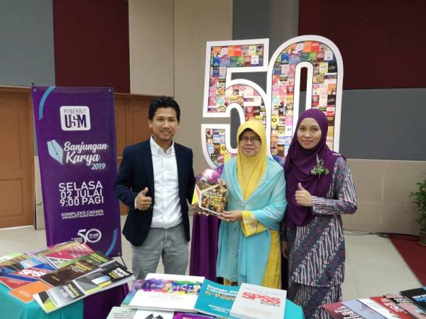 BUKU SOP pengurusan madu kelulut pertama yang dihasilkan Mohd Zulkifli sempena sambutabn 50 Tahun USM.
