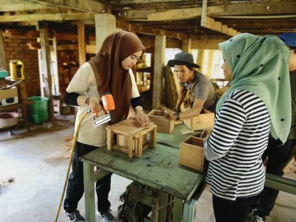 PENUNTUT IPTA turut dilatih membuat sarang lebah kelulut.