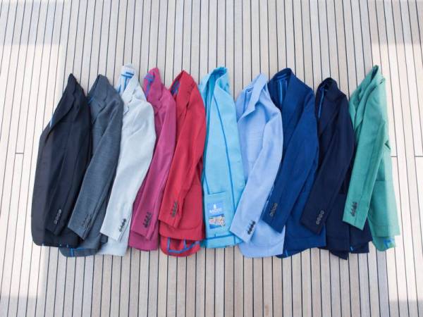 JANGAN tidak percaya, blazer daripada jenama Sacco turut digemari golongan wanita.