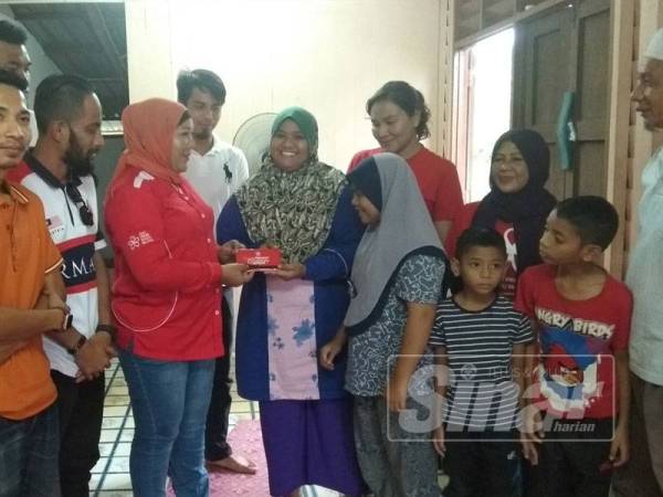 Nur Fadhilah (tujuh dari kanan) menerima sumbangan daripada Puteri Holijah bagi membantu Nur Dhia dalam misi menyertai kejohanan di Krabi, Thailand awal bulan depan.