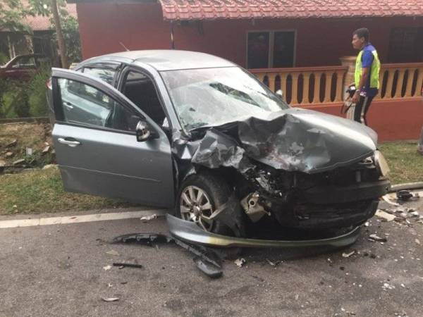 Keadaan Proton Persona dipandu suri rumah remuk.