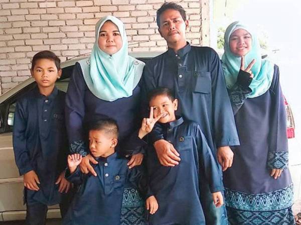 Farid (depan kanan) bersama ibunya, Nurul Irrma, bapa dan adik-beradiknya.