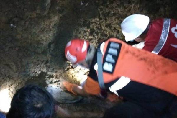 Bencana tanah runtuh di Desa Rawa, Cibeber malam semalam telah mengorbankan dua nyawa dan memusnahkan tiga buah rumah.- FOTO: KOMPAS