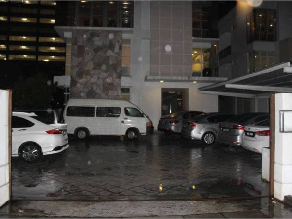 Serbuan dibuat di sebuah premis di Livingstone House, Jalan Logan petang semalam.