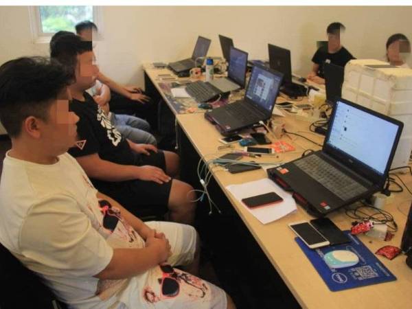 Mereka dipercayai menjalankan aktiviti itu sejak sebulan lalu.