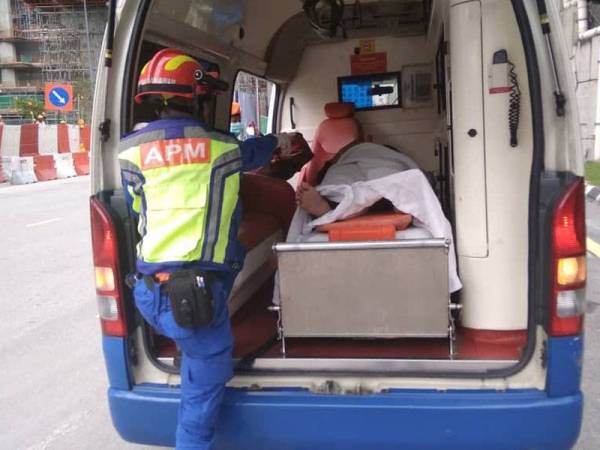 Wanita tersebut dihantar ke HKL menggunakan van APM selepas mengadu sakit pada bahagian perut. - Foto ihsan APM