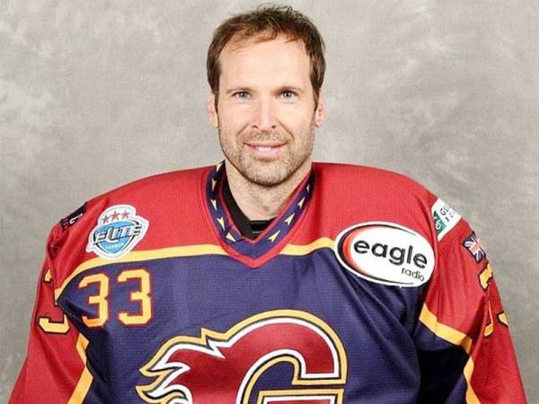 Cech kini menjadi penjaga gol hoki ais untuk kelab Phoenix.