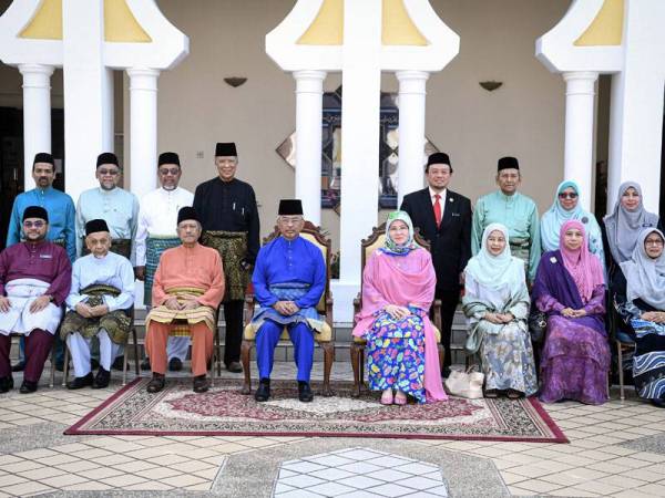 Yang di-Pertuan Agong Al-Sultan Abdullah Ri'ayatuddin Al-Mustafa Billah Shah dan Raja Permaisuri Agong Tunku Hajah Azizah Aminah Maimunah Iskandariah berkenan bergambar selepas menghadiri Wacana Diraja Islam Agama Rahmah Raja Berpelembagaan dan Patriotisme di Institut Kefahaman Islam Malaysia (IKIM) hari ini. 