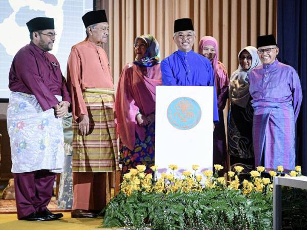 Yang di-Pertuan Agong Al-Sultan Abdullah Ri'ayatuddin Al-Mustafa Billah Shah (tengah) berkenan melancarkan buku-buku berjudul 'Islam dan Hubungan antara Penganut Agama' dan 'Patriotisme dan Toleransi Kaum antara Belia di Malaysia: Hasrat dan Pelaksanaan' sempena Wacana Diraja Islam Agama Rahmah Raja Berpelembagaan dan Patriotisme di Institut Kefahaman Islam Malaysia (IKIM) hari ini.