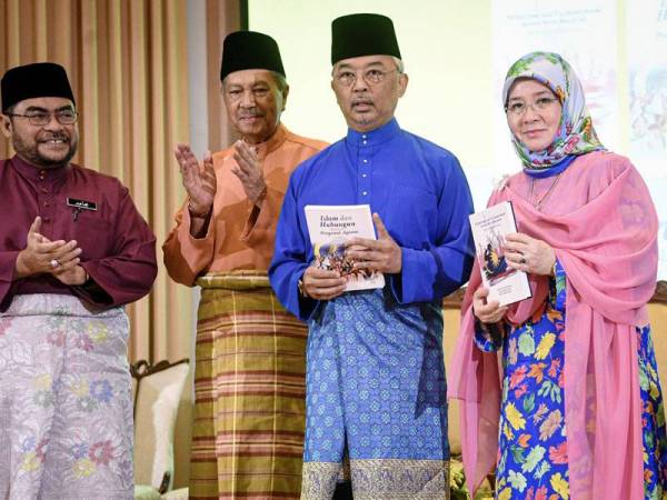Yang di-Pertuan Agong Al-Sultan Abdullah Ri'ayatuddin Al-Mustafa Billah Shah (dua, kanan) dan Raja Permaisuri Agong Tunku Hajah Azizah Aminah Maimunah Iskandariah (kanan) selepas berkenan melancarkan buku-buku berjudul 'Islam dan Hubungan antara Penganut Agama' dan 'Patriotisme dan Toleransi Kaum antara Belia di Malaysia: Hasrat dan Pelaksanaan' sempena Wacana Diraja Islam Agama Rahmah Raja Berpelembagaan dan Patriotisme di Institut Kefahaman Islam Malaysia (IKIM) hari ini. 