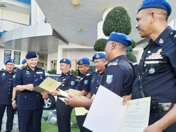 Abdul Hamid (tiga dari kiri) berbual dengan anggota dan pegawai PPM yang menerima surat penghargaan tadi.