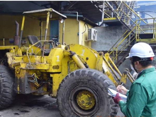 Pegawai JKKP (kanan) menjalankan siasatan pada jentolak yang teribat dalam kemalangan yang mengorbankan seorang warga emas.