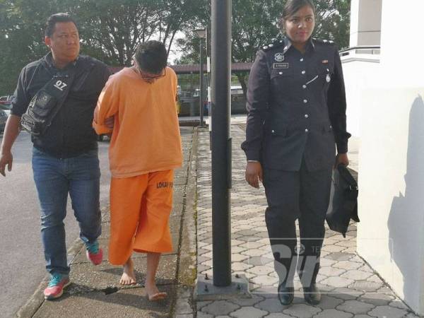 Mohd Firdaus didakwa atas petuduhan pecah amanah dan menyamar sebagai penguat kuasa MPS.